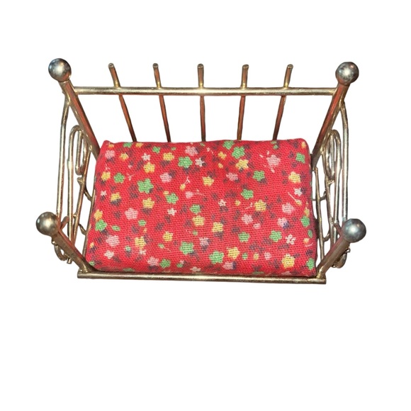 Vintage Brass DOLL HOUSE FURNITURE Bedroom Bed Frame Red Floral No Pillows - Picture 2 of 7